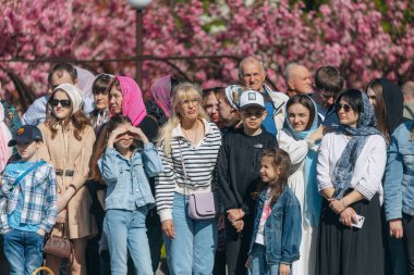 Ortodoks Paskalya ayini sırasında geleneksel Paskalya sepetleri kutsanmıştır. Rahip kilisenin önünde kutsama töreni düzenler. Ortodoks Paskalya Servisi. 