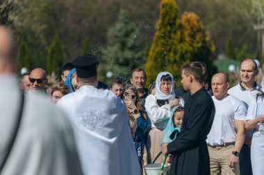 Ortodoks Paskalya ayini sırasında geleneksel Paskalya sepetleri kutsanmıştır. Rahip kilisenin önünde kutsama töreni düzenler. Ortodoks Paskalya Servisi. 