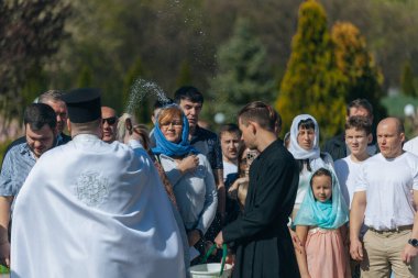 Ortodoks Paskalya ayini sırasında geleneksel Paskalya sepetleri kutsanmıştır. Rahip kilisenin önünde kutsama töreni düzenler. Ortodoks Paskalya Servisi. 