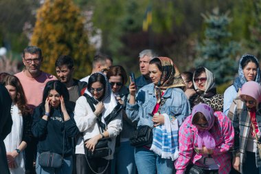 Ortodoks Paskalya ayini sırasında geleneksel Paskalya sepetleri kutsanmıştır. Rahip kilisenin önünde kutsama töreni düzenler. Ortodoks Paskalya Servisi. 