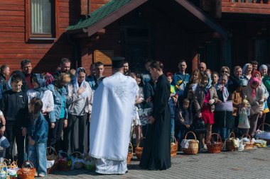 Ortodoks Paskalya ayini sırasında geleneksel Paskalya sepetleri kutsanmıştır. Rahip kilisenin önünde kutsama töreni düzenler. Ortodoks Paskalya Servisi. 