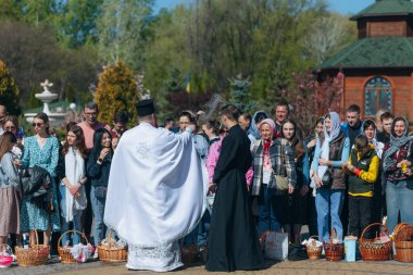 Ortodoks Paskalya ayini sırasında geleneksel Paskalya sepetleri kutsanmıştır. Rahip kilisenin önünde kutsama töreni düzenler. Ortodoks Paskalya Servisi. 