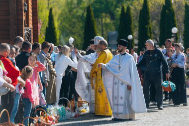 Ortodoks Paskalya ayini sırasında geleneksel Paskalya sepetleri kutsanmıştır. Rahip kilisenin önünde kutsama töreni düzenler. Ortodoks Paskalya Servisi. 