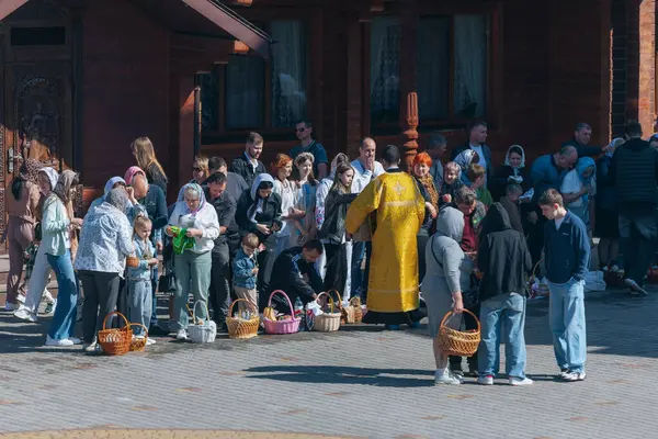 Ortodoks Paskalya ayini sırasında geleneksel Paskalya sepetleri kutsanmıştır. Rahip kilisenin önünde kutsama töreni düzenler. Ortodoks Paskalya Servisi. 