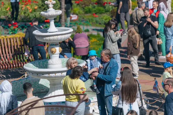 Ortodoks Paskalya ayini sırasında geleneksel Paskalya sepetleri kutsanmıştır. Rahip kilisenin önünde kutsama töreni düzenler. Ortodoks Paskalya Servisi. 