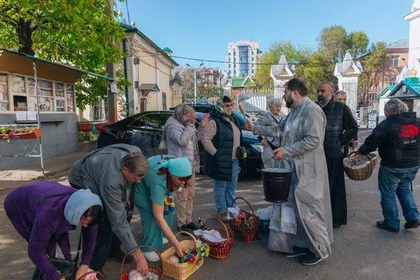 Ortodoks Paskalya ayini sırasında geleneksel Paskalya sepetleri kutsanmıştır. Rahip kilisenin önünde kutsama töreni düzenler. Ortodoks Paskalya Servisi. 
