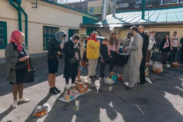 Ortodoks Paskalya ayini sırasında geleneksel Paskalya sepetleri kutsanmıştır. Rahip kilisenin önünde kutsama töreni düzenler. Ortodoks Paskalya Servisi. 