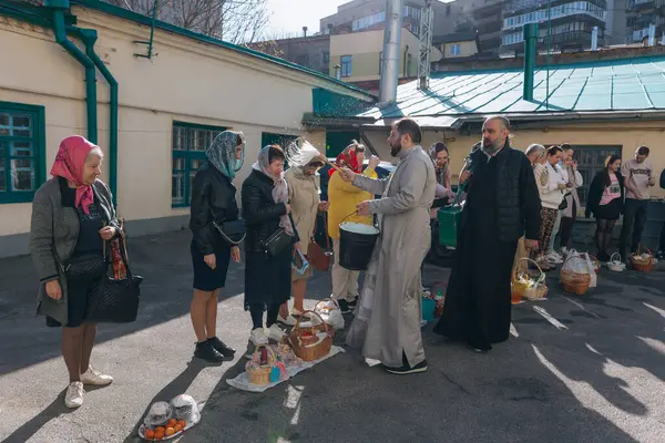 Ortodoks Paskalya ayini sırasında geleneksel Paskalya sepetleri kutsanmıştır. Rahip kilisenin önünde kutsama töreni düzenler. Ortodoks Paskalya Servisi. 