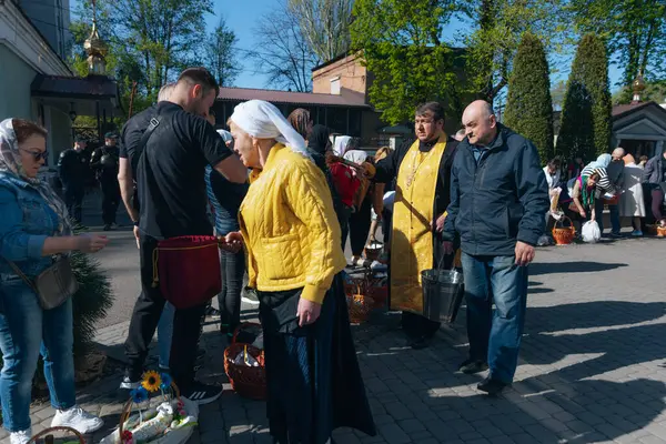 Ortodoks Paskalya ayini sırasında geleneksel Paskalya sepetleri kutsanmıştır. Rahip kilisenin önünde kutsama töreni düzenler. Ortodoks Paskalya Servisi. 