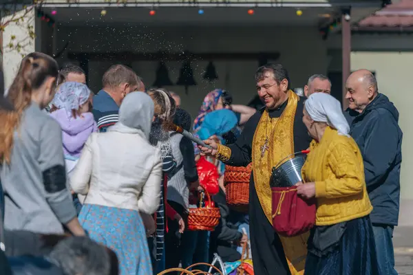 Ortodoks Paskalya ayini sırasında geleneksel Paskalya sepetleri kutsanmıştır. Rahip kilisenin önünde kutsama töreni düzenler. Ortodoks Paskalya Servisi. 