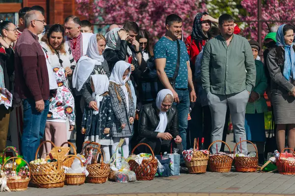 Ortodoks Paskalya ayini sırasında geleneksel Paskalya sepetleri kutsanmıştır. Rahip kilisenin önünde kutsama töreni düzenler. Ortodoks Paskalya Servisi. 