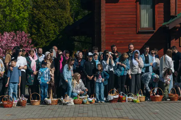 Ortodoks Paskalya ayini sırasında geleneksel Paskalya sepetleri kutsanmıştır. Rahip kilisenin önünde kutsama töreni düzenler. Ortodoks Paskalya Servisi. 