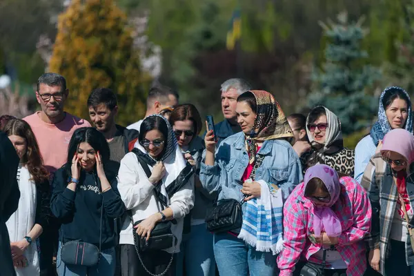 Ortodoks Paskalya ayini sırasında geleneksel Paskalya sepetleri kutsanmıştır. Rahip kilisenin önünde kutsama töreni düzenler. Ortodoks Paskalya Servisi. 