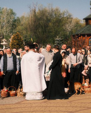 Ortodoks Paskalya ayini sırasında geleneksel Paskalya sepetleri kutsanmıştır. Rahip kilisenin önünde kutsama töreni düzenler. Ortodoks Paskalya Servisi. 