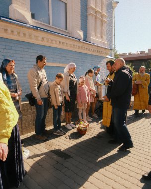 Ortodoks Paskalya ayini sırasında geleneksel Paskalya sepetleri kutsanmıştır. Rahip kilisenin önünde kutsama töreni düzenler. Ortodoks Paskalya Servisi. 