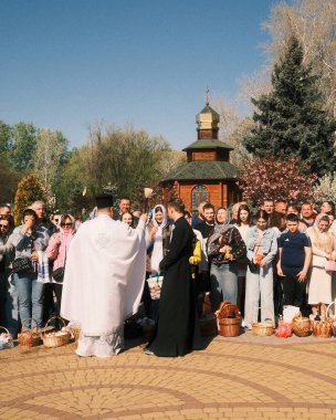 Ortodoks Paskalya ayini sırasında geleneksel Paskalya sepetleri kutsanmıştır. Rahip kilisenin önünde kutsama töreni düzenler. Ortodoks Paskalya Servisi. 