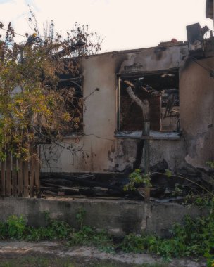 Dnipro, Ukrayna 'da yangında yok olan bir bina. Hasarlı duvarlar, yanmış yapılar ve enkaz parçaları. Ateş izleri var. 