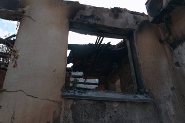 Dnipro, Ukrayna 'da yangında yok olan bir bina. Hasarlı duvarlar, yanmış yapılar ve enkaz parçaları. Ateş izleri var. 