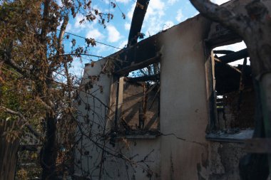Dnipro, Ukrayna 'da yangında yok olan bir bina. Hasarlı duvarlar, yanmış yapılar ve enkaz parçaları. Ateş izleri var. 