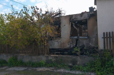 Dnipro, Ukrayna 'da yangında yok olan bir bina. Hasarlı duvarlar, yanmış yapılar ve enkaz parçaları. Ateş izleri var. 