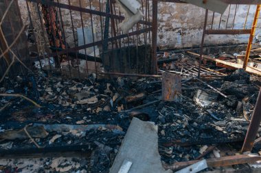 Dnipro, Ukrayna 'da yangında yok olan bir bina. Hasarlı duvarlar, yanmış yapılar ve enkaz parçaları. Ateş izleri var. 