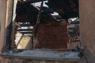 Dnipro, Ukrayna 'da yangında yok olan bir bina. Hasarlı duvarlar, yanmış yapılar ve enkaz parçaları. Ateş izleri var. 