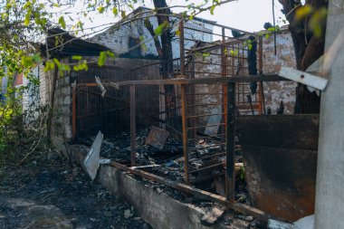 Dnipro, Ukrayna 'da yangında yok olan bir bina. Hasarlı duvarlar, yanmış yapılar ve enkaz parçaları. Ateş izleri var. 