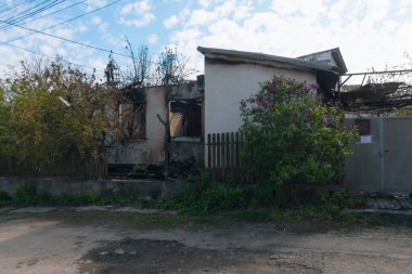 Dnipro, Ukrayna 'da yangında yok olan bir bina. Hasarlı duvarlar, yanmış yapılar ve enkaz parçaları. Ateş izleri var. 