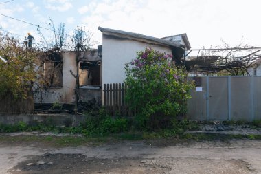 Dnipro, Ukrayna 'da yangında yok olan bir bina. Hasarlı duvarlar, yanmış yapılar ve enkaz parçaları. Ateş izleri var. 