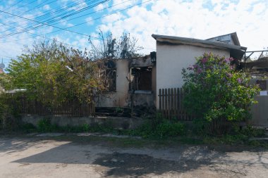 Dnipro, Ukrayna 'da yangında yok olan bir bina. Hasarlı duvarlar, yanmış yapılar ve enkaz parçaları. Ateş izleri var. 