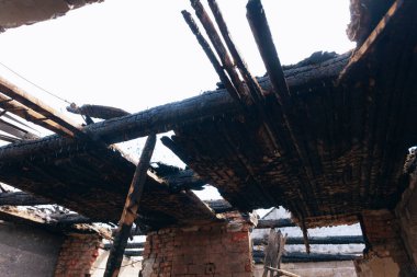 Dnipro, Ukrayna 'da yangında yok olan bir bina. Hasarlı duvarlar, yanmış yapılar ve enkaz parçaları. Ateş izleri var. 