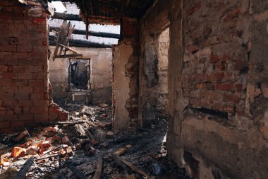 Dnipro, Ukrayna 'da yangında yok olan bir bina. Hasarlı duvarlar, yanmış yapılar ve enkaz parçaları. Ateş izleri var. 