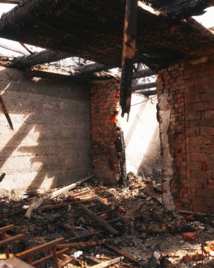 Dnipro, Ukrayna 'da yangında yok olan bir bina. Hasarlı duvarlar, yanmış yapılar ve enkaz parçaları. Ateş izleri var. 