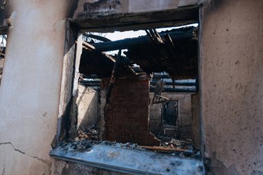 Dnipro, Ukrayna 'da yangında yok olan bir bina. Hasarlı duvarlar, yanmış yapılar ve enkaz parçaları. Ateş izleri var. 