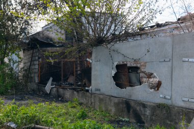 Dnipro, Ukrayna 'da yangında yok olan bir bina. Hasarlı duvarlar, yanmış yapılar ve enkaz parçaları. Ateş izleri var. 