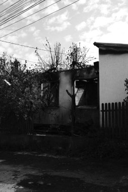 Dnipro, Ukrayna 'da yangında yok olan bir bina. Hasarlı duvarlar, yanmış yapılar ve enkaz parçaları. Ateş izleri var. 