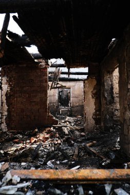 Dnipro, Ukrayna 'da yangında yok olan bir bina. Hasarlı duvarlar, yanmış yapılar ve enkaz parçaları. Ateş izleri var. 