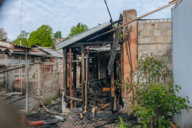 Dnipro, Ukrayna 'da yangında yok olan bir bina. Hasarlı duvarlar, yanmış yapılar ve enkaz parçaları. Ateş izleri var. 