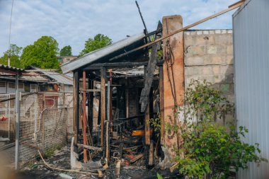 Dnipro, Ukrayna 'da yangında yok olan bir bina. Hasarlı duvarlar, yanmış yapılar ve enkaz parçaları. Ateş izleri var. 