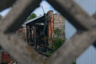 Dnipro, Ukrayna 'da yangında yok olan bir bina. Hasarlı duvarlar, yanmış yapılar ve enkaz parçaları. Ateş izleri var. 