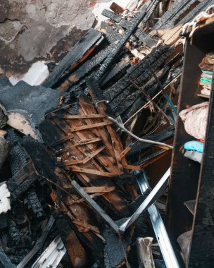 Dnipro, Ukrayna 'da yangında yok olan bir bina. Hasarlı duvarlar, yanmış yapılar ve enkaz parçaları. Ateş izleri var. 