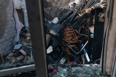 Dnipro, Ukrayna 'da yangında yok olan bir bina. Hasarlı duvarlar, yanmış yapılar ve enkaz parçaları. Ateş izleri var. 