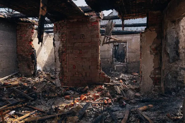 Dnipro, Ukrayna 'da yangında yok olan bir bina. Hasarlı duvarlar, yanmış yapılar ve enkaz parçaları. Ateş izleri var. 