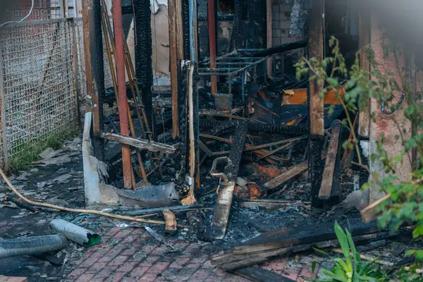 Dnipro, Ukrayna 'da yangında yok olan bir bina. Hasarlı duvarlar, yanmış yapılar ve enkaz parçaları. Ateş izleri var. 