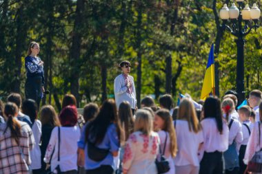 Geleneksel nakışla süslenmiş modern tarzda genç Ukraynalılar. Ukrayna kültürü ve mirası. Hoş, çekici insanlar. Ulusal kostüm.
