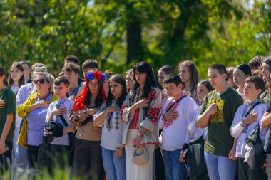 Geleneksel nakışla süslenmiş modern tarzda genç Ukraynalılar. Ukrayna kültürü ve mirası. Hoş, çekici insanlar. Ulusal kostüm.