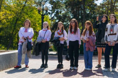 Geleneksel nakışla süslenmiş modern tarzda genç Ukraynalılar. Ukrayna kültürü ve mirası. Hoş, çekici insanlar. Ulusal kostüm.