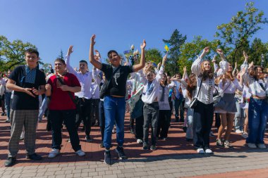 Geleneksel nakışla süslenmiş modern tarzda genç Ukraynalılar. Ukrayna kültürü ve mirası. Hoş, çekici insanlar. Ulusal kostüm.