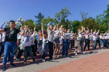 Geleneksel nakışla süslenmiş modern tarzda genç Ukraynalılar. Ukrayna kültürü ve mirası. Hoş, çekici insanlar. Ulusal kostüm.