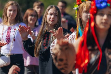 Geleneksel nakışla süslenmiş modern tarzda genç Ukraynalılar. Ukrayna kültürü ve mirası. Hoş, çekici insanlar. Ulusal kostüm.